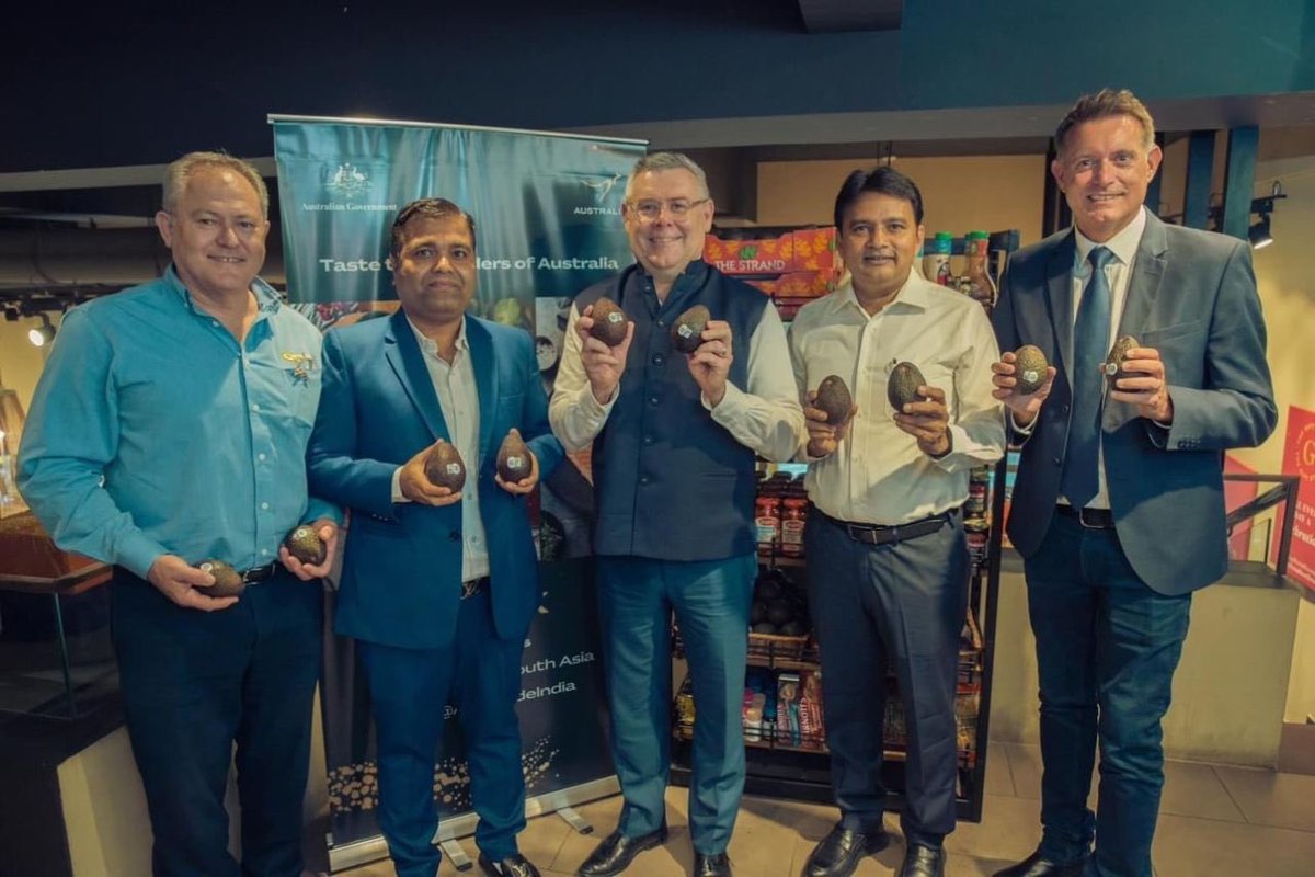AvocadosAu's tweet photo. The highlight of this week was John Tyas (⁦@AvocadosAu⁩ CEO) standing alongside the Hon. ⁦Murray Watt Minister for ⁦@DAFFgov⁩ at an Indian retail store holding some of the first Aussie avos to enter India. Our thx to #AnusayaFreshIndia (importers) &amp; #TheAvolution https://t.co/9yQpMcljTl