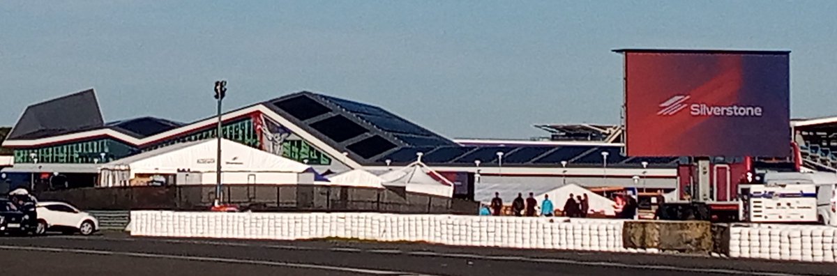 vinnynolan's tweet photo. Start of Day 2/4 #Racemaker #volunteering @SilverstoneUK @F1 #BritishGP https://t.co/n9FNDZlzcR
