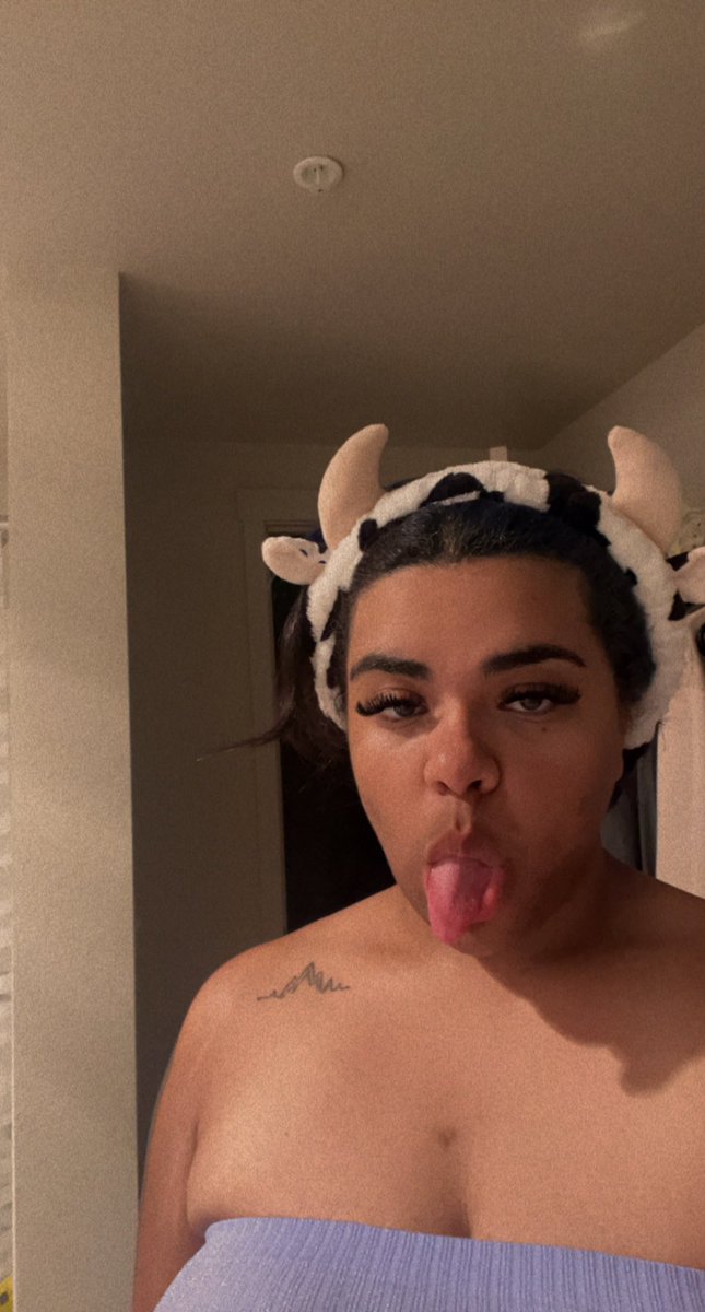 PrincessShanini's tweet photo. Can we just take a sec to appreciate this headband lol😭 soooo cute. https://t.co/fNLllxBbc5