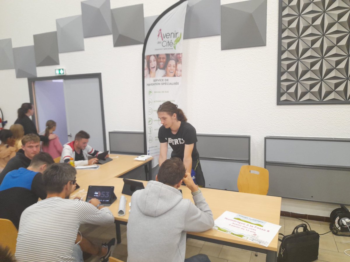 AvenirdesCites's tweet photo. 🔴 @AvenirdesCites était présent au village numérique de la cité 8 de Loison-sous-Lens en mode 2.0
👉Des ateliers tablettes numériques étaient proposés avec des serious game sur différentes thématiques animés par Nordine Éducateur et #PromeneurduNet et le jeune Nolan merci 🙏 https://t.co/sMWg2U1RZq
