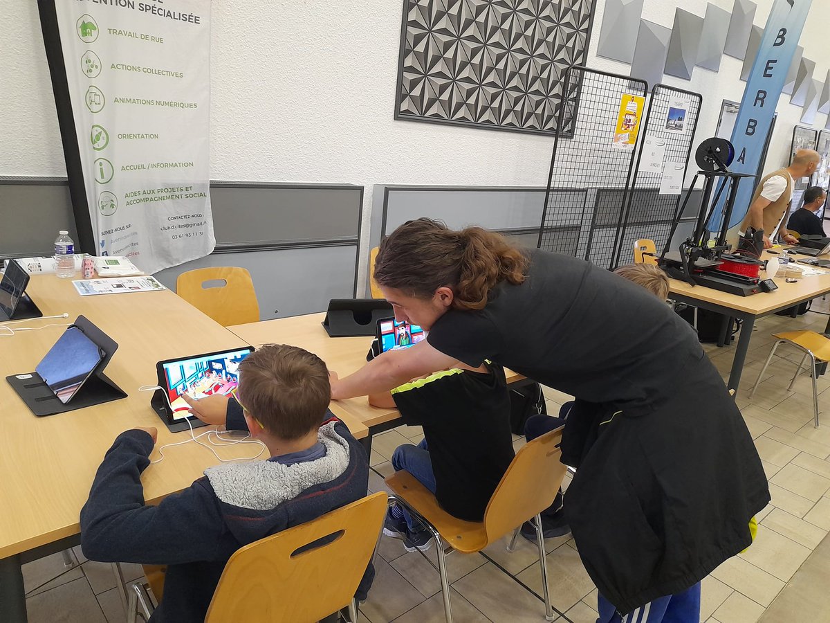 AvenirdesCites's tweet photo. 🔴 @AvenirdesCites était présent au village numérique de la cité 8 de Loison-sous-Lens en mode 2.0
👉Des ateliers tablettes numériques étaient proposés avec des serious game sur différentes thématiques animés par Nordine Éducateur et #PromeneurduNet et le jeune Nolan merci 🙏 https://t.co/sMWg2U1RZq