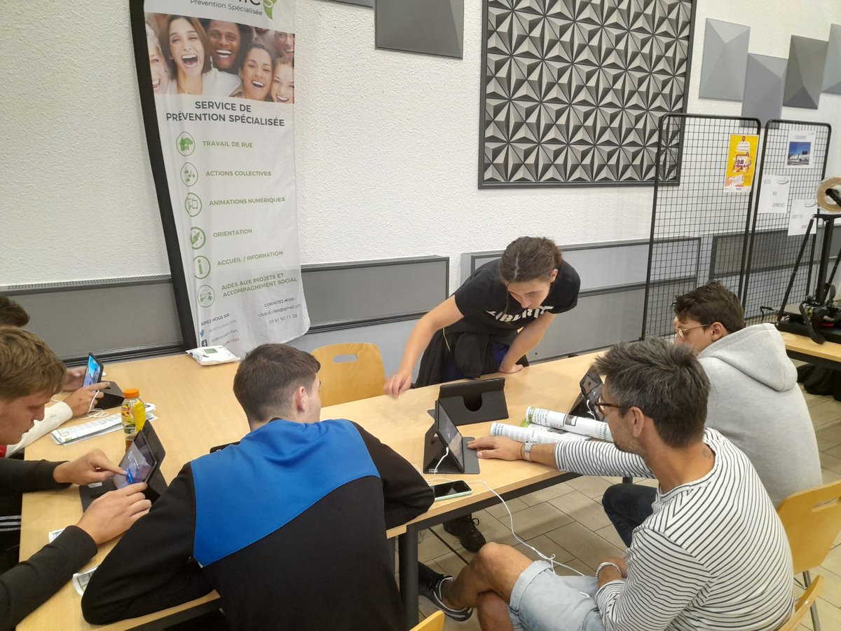 AvenirdesCites's tweet photo. 🔴 @AvenirdesCites était présent au village numérique de la cité 8 de Loison-sous-Lens en mode 2.0
👉Des ateliers tablettes numériques étaient proposés avec des serious game sur différentes thématiques animés par Nordine Éducateur et #PromeneurduNet et le jeune Nolan merci 🙏 https://t.co/sMWg2U1RZq