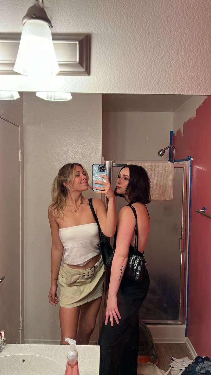 smithalynnn's tweet photo. Hot girls down https://t.co/YlE8455OJ9