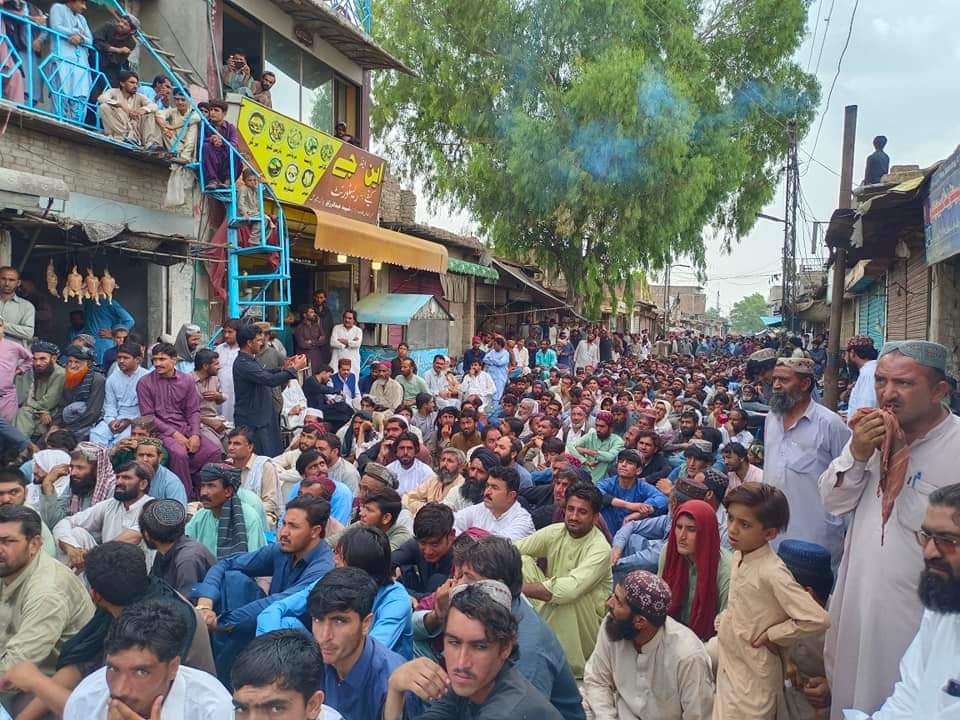 QuettaMarkaz's tweet photo. #شارگ_امن_احتجاجی مظاہرہ
 ضلع ہرنائی شارگ میں بھتہ خوری ، دہشتگردی ، بدامنی خلاف شارگ میں عوامی اتحاد کے زیر اہتمام احتجاجی جلسہ جاری ہے https://t.co/l6lBozR9KX
