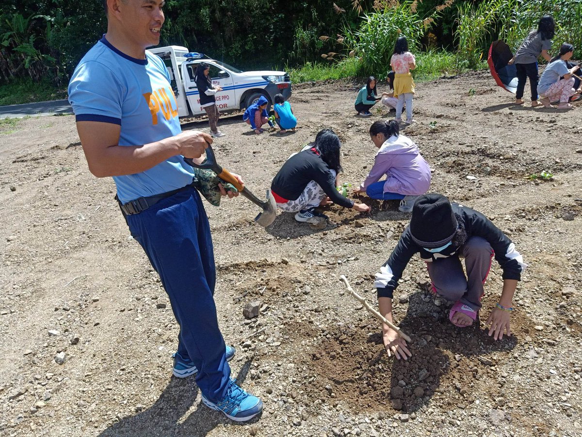 PNPBarlig's tweet photo. Faculty members and pupils of Barlig Central School initiating the Tree Planting Activity in relation to National Disaster Resilience Month.
#UnifiedPoliceService
#SerbisyongNagkakaisa https://t.co/4P1ZXomia0