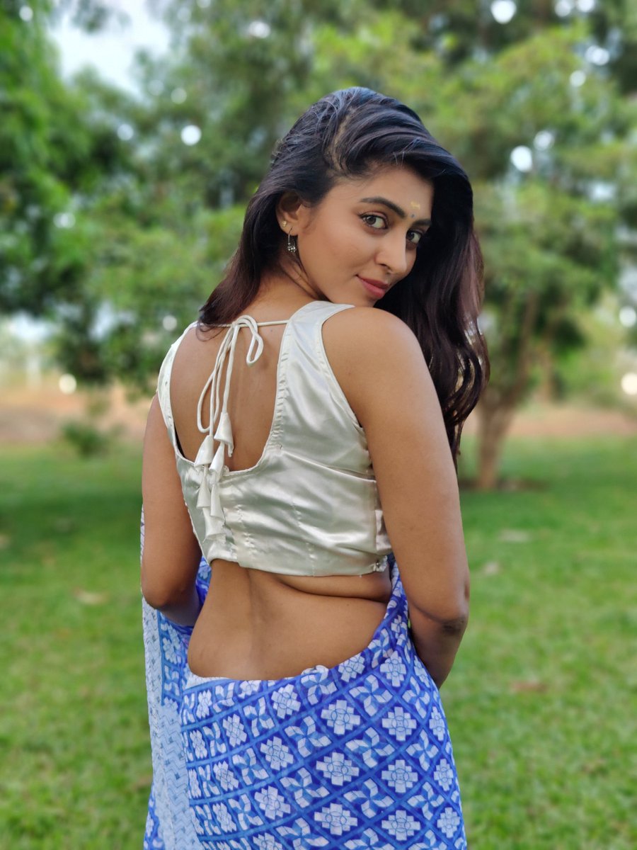 Gkuhasini's tweet image. நேர்த்தியாய் உடுத்திக்கொள்கிறது
சேலையும் அவளை 🔥♥️
.
.
.
#saree #backpose #sareelove #tamilponnu #casual #tamilactress #kuhasini #simple #natural #sareefashion #kuhasinignanaseggaran