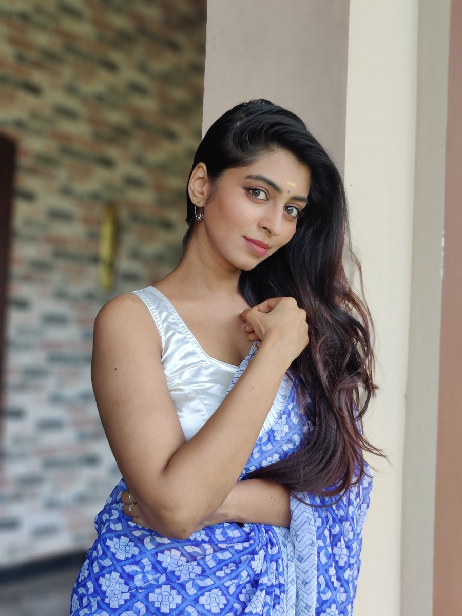 Gkuhasini's tweet image. நேர்த்தியாய் உடுத்திக்கொள்கிறது
சேலையும் அவளை 🔥♥️
.
.
.
#saree #backpose #sareelove #tamilponnu #casual #tamilactress #kuhasini #simple #natural #sareefashion #kuhasinignanaseggaran