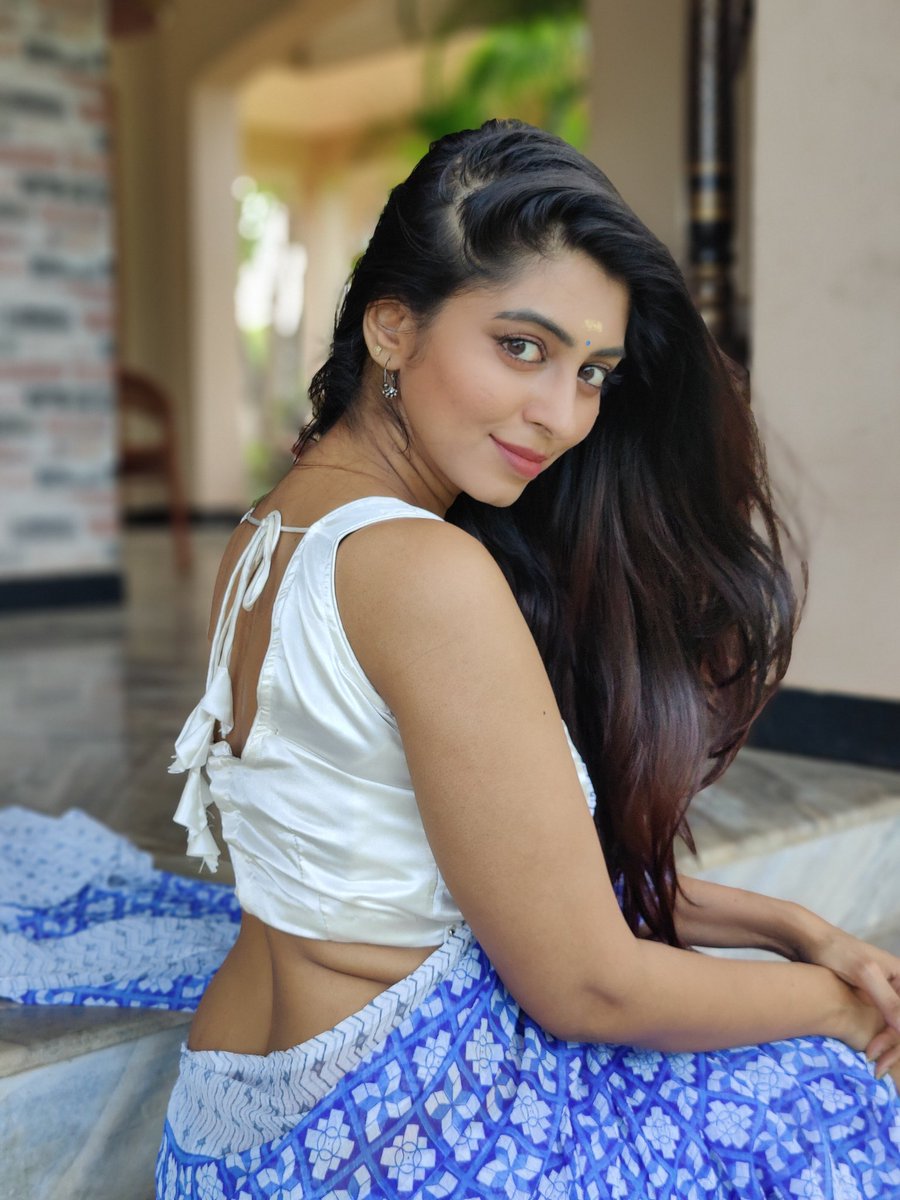 Gkuhasini's tweet image. நேர்த்தியாய் உடுத்திக்கொள்கிறது
சேலையும் அவளை 🔥♥️
.
.
.
#saree #backpose #sareelove #tamilponnu #casual #tamilactress #kuhasini #simple #natural #sareefashion #kuhasinignanaseggaran