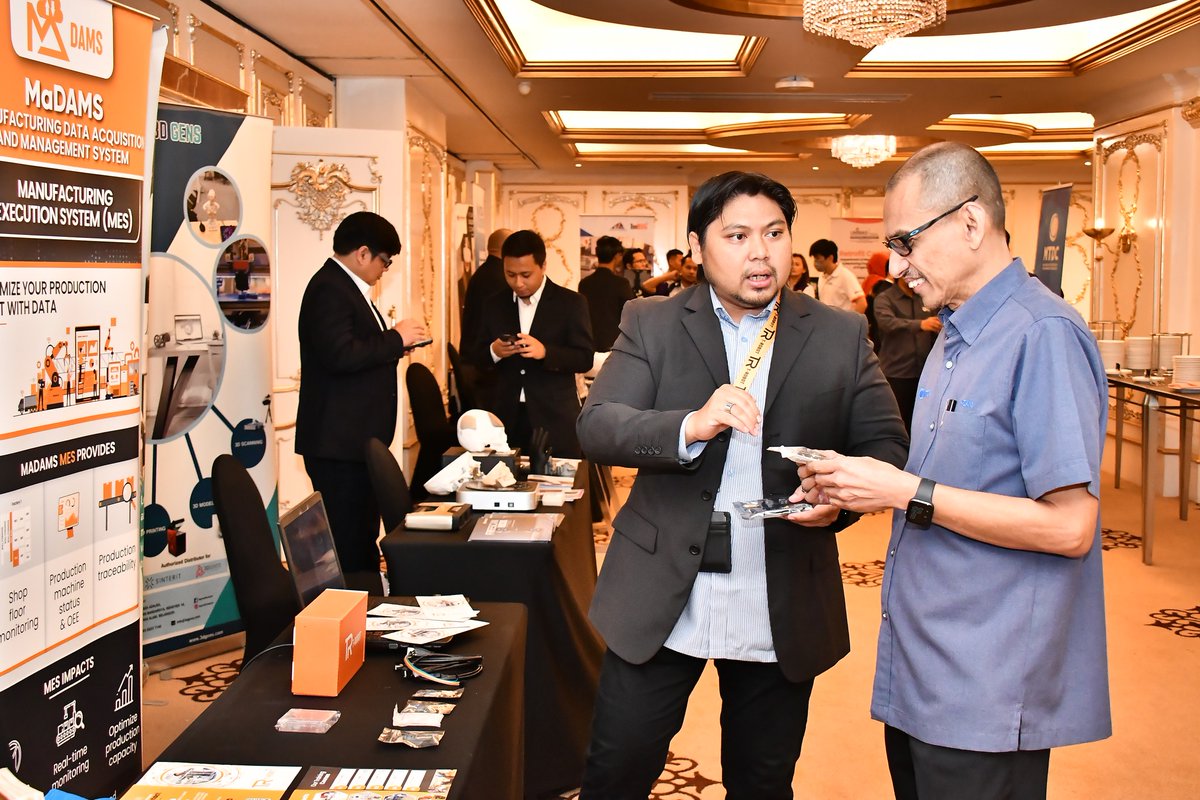 tr_trobot's tweet image. T-Robot is thrilled to announce its successful participation in the recent Road2Growth 2023 (R2G) event held in Sarawak. 

We are proud to highlight that our Director, Ts Syed Zaini, delivered an insightful talk titled "Let's get to know Linear Robot"

#trobot #robothub #ir40