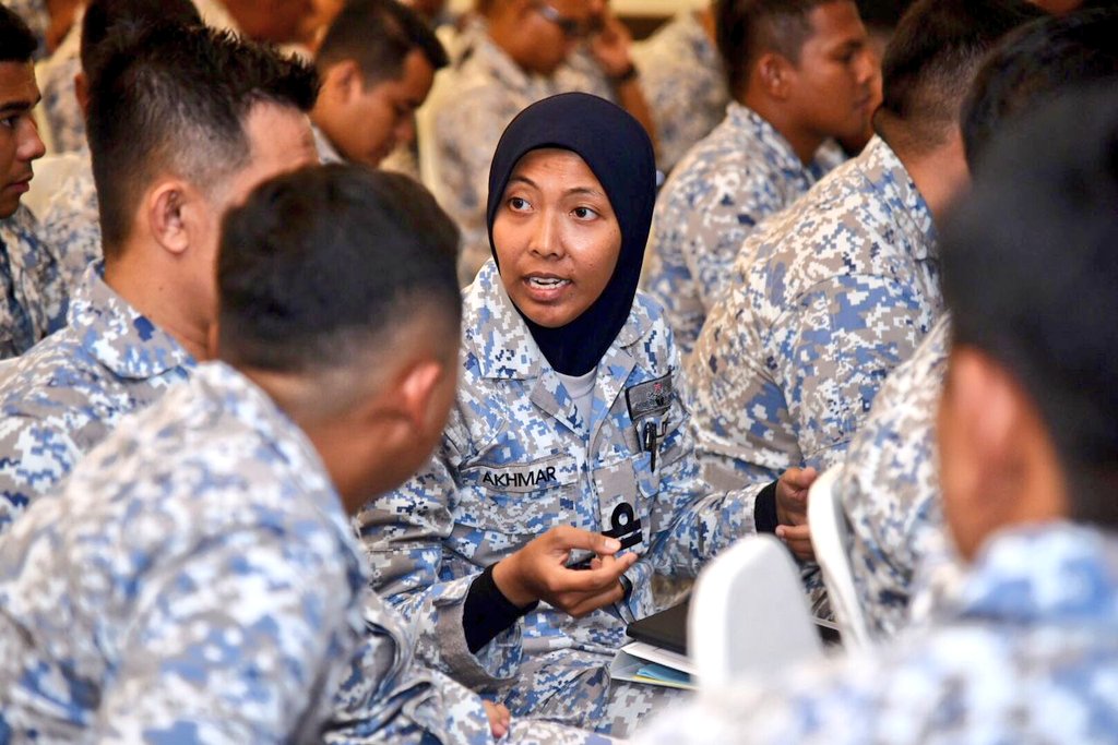 3/23.

Siri ketiga #BorneoWar bermula dgn program fasa pelabuhan. Warga terlibat mula berdiskusi, tukar pandangan &amp; sulam fahaman bagi persediaan fasa latihan di lapangan nanti. Antara yg berlaku, taklimat latihan pendaratan dek (DLT) dan taklimat pra-pelayaran.

#NavyNews
