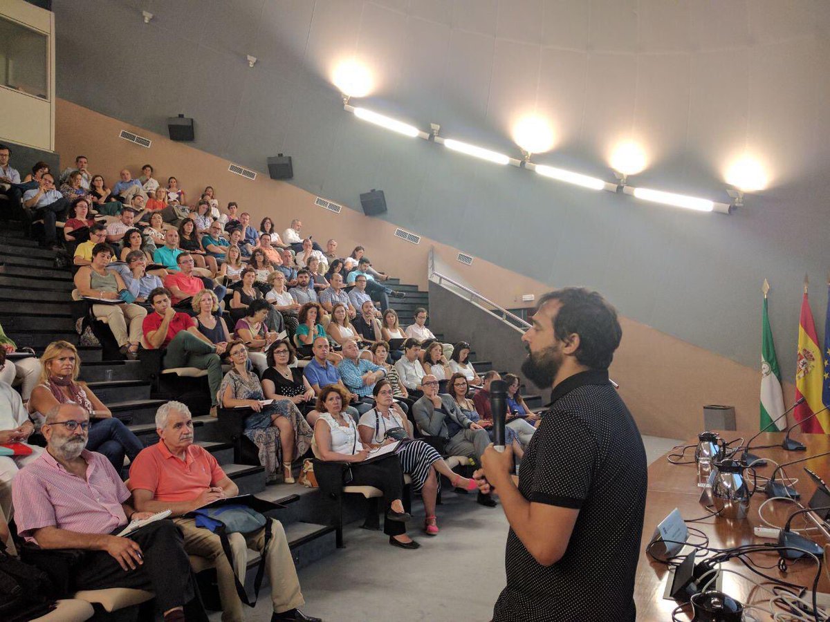 6 años entre foto y foto en @IAAPJunta Una historia circular en Sevilla. Hace 6 años hablé sobre cómo hackear instituciones contando mi experiencia en @ZGZActiva Hoy demostré con la historia del @laaab_es y @frenalacurva que se puede hacer y que existe un patrón hexagonal.