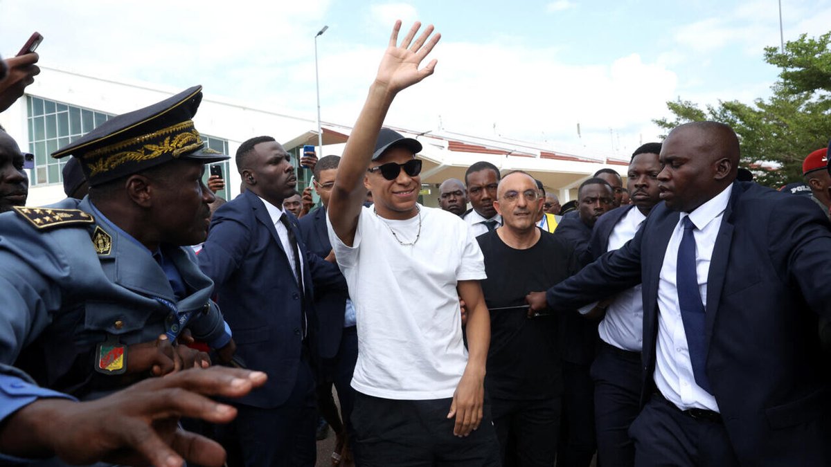 France24_fr's tweet photo. Retour aux sources pour Kylian Mbappé en visite au Cameroun, pays natal de son père
➡️ https://t.co/ZhCy9ayCU9 https://t.co/RyrFIqeyfD