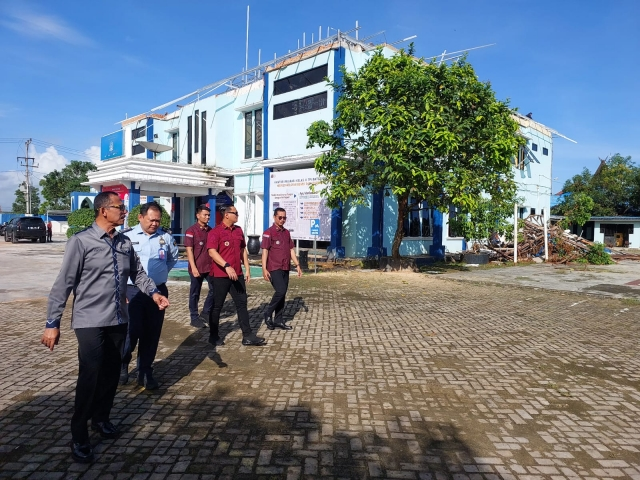kanimbatulicin's tweet photo. Kakanwil Kemenkumham Kalsel Faisol Ali Pantau Langsung Proses Renovasi Bangunan Kanim Batulicin
@kumham_kalsel
#KumhamKalsel
#FaisolAli
Kanwil Kemenkumham Kalsel
Faisol Ali https://t.co/RQUfaekdAN