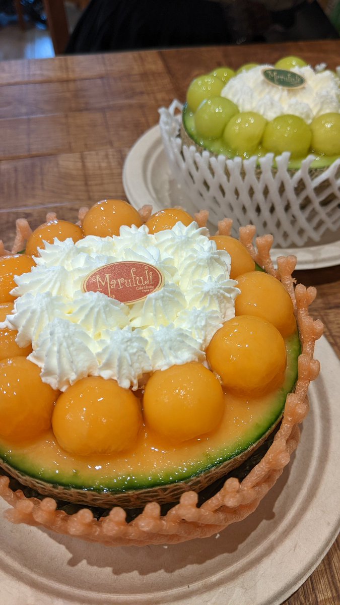 念願のマルフジさんのメロンボール😍

今週末までのペア購入で割引になるキャンペーン目的で行ったのですが、イートインは対象外とのこと🥲イートインしたかったので正規のお値段で買いました！
中身はフルーツたっぷりのゼリーになってて、あっさり食べやすい☺️夏にぴったりで良き🫶