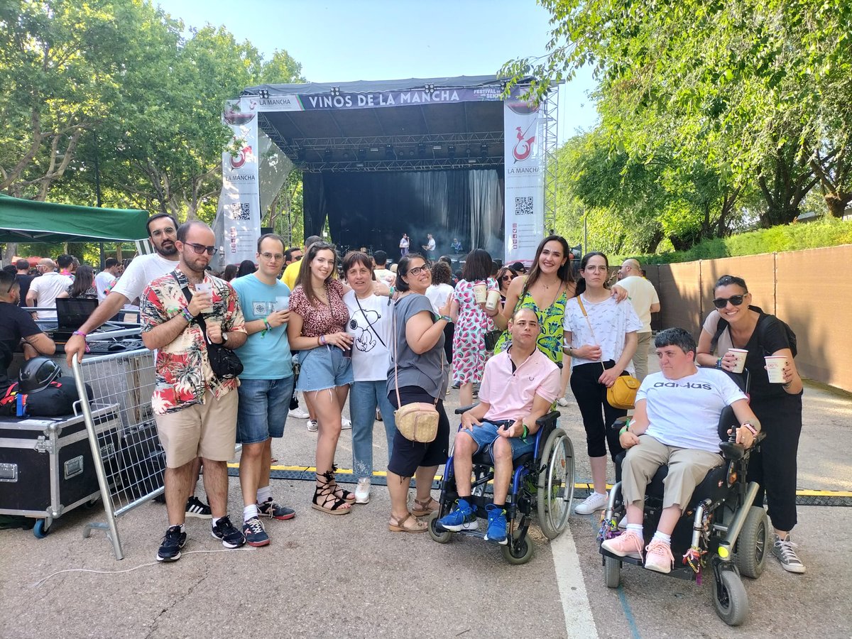 AspronaAlbacete's tweet photo. 🎶 ¡Los recuerdos del @Fdelossentidos siguen muy vivos!
🥳 Este grupo de #LaRoda disfrutó de la fiesta y de la mejor música en directo gracias a nuestro servicio de ocio.
😉 ¡Nos vemos en la siguiente edición de este pedazo de #Festival que se supera año tras año!
#Sentidos23 https://t.co/OKCJ4N4F3G