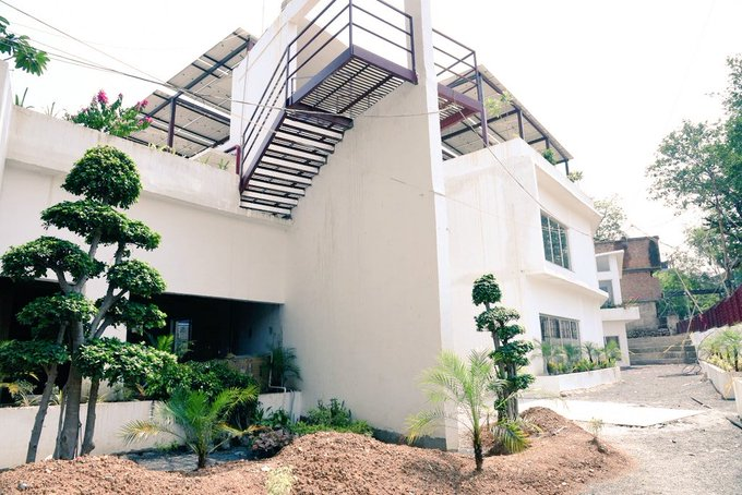 theupindex's tweet photo. Jhansi Pustakalaya

This is country's first Net Zero government district library.

Developed under the Smart City project, this has solar panels on rooftop and a wind turbine to generate electricity, reducing energy consumption by 90% &amp; carbon emission by 85%. https://t.co/sOCbHw4zFi