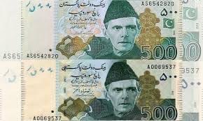 sajidusmani787's tweet photo. اصلی اور جعلی کرنسی نوٹوں کی پہچان کا طریقہ   

پاکستان میں کرنسی نوٹ خصوصی کاغذ پر تیار کیے جاتے ہیں جن میں پروڈکشن کے وقت سیکیورٹی فیچرز شامل کیے جاتے ہیں جبکہ سیکیورٹی دھاگہ اس کاغذ میں اس طریقے سے شامل کیا جاتا ہے کہ اسے کسی صورت باہر نہیں نکالا جاسکتا۔ یہ نوٹ کے سامنے والے حصے کے بائیں جانب ہوتا ہے۔ اگرکسی سطح پر رکھ کر اسے دیکھا جائے تو دھاگہ چھوٹے چھوٹے وقفے کے ساتھ نظر آئے گا۔ لیکن جب اسے روشنی میں دیکھا جائے تو پورا دھاگہ نظر آتا ہے۔

 نوٹ کی مالیت دھاگے پر پرنٹ ہوتی ہے۔اگر آپ کو یہ فیچرز نظر نہ آئیں تو اسے لینے سے گریز کریں۔ جعل ساز کسی جعلی نوٹ میں یا تو گہری پٹی پرنٹ کردیتے ہیں یا پوری پٹی کاغذ کی دو شیٹوں کے درمیان رکھ دیتے ہیں۔نوٹ کو جانچنے کا ایک طریقہ قائداعظم کی واٹر مارک تصویر ہے جو سامنے کے حصے میں بائیں جانب ہوتی ہے۔ جب کسی سطح پر رکھ کر دیکھا جائے تو ہلکا سفید خاکہ نظر آنے لگتا ہے۔ نوٹ کو روشنی میں دیکھا جائے تو قائداعظم کی تصویر کرنسی مالیت کے ساتھ نظر آتی ہے۔

واٹر مارک پرنٹ نہیں کیا جاسکتا بلکہ اسے کاغذ کی موٹائی میں تبدیلی لاتے ہوئے تخلیق کیا جاتا ہے۔اگر آپ اپنی انگلی نئے نوٹ کے کاغذ کی سطح پر رگڑیں تو آپ کو سطح میں تبدیلی کا احساس ہوگا۔ اگر آپ کوئی بھی چیز ان باتوں سے ہٹ کر محسوس کریں تو نوٹ کو لینے سے انکار کردیں، جعل ساز واٹر مارک کو تخلیق کرنے کی بجائے پرنٹ کرتے ہیں۔ کرنسی نوٹ کا کاغذ کبھی بھی اس طرح الگ نہیں ہوسکتا جیسے ٹشو پیر ہوجاتے ہیں، اگر آپ نوٹ کے کناروں کو ایک دوسرے سے الگ دیکھیں تو اسے لینے سے انکار کردیں۔ کیونکہ حقیقی نوٹ استعمال کے دوران کبھی بھی دو حصوں میں تقسیم نہیں ہوتا اور جعل ساز جعلی نوٹ بناتے ہوئے آگے اور پیچھے کے حصوں کو پرنٹ کرکے گلو سے جوڑتے ہیں۔

حقیقی کرنسی نوٹ کا رنگ الٹراوائلٹ روشنی میں کبھی نہیں بدلتا۔ یہ جعلی کرنسی کو جانچنے کا بنیادی طریقہ ہے کہ سیاہ روشنی یا الٹرا وائلٹ روشنی نوٹوں کے بنڈل پر ڈالی جائے اور اگر آپ کسی نوٹ کو چمکتے ہوئے دیکھیں تو اسے مسترد کردیں۔ ایک اصلی نوٹ سادہ سفید کاغذ کی شیٹ پر رکھیں اور لائٹس بند کرکے اس پر الٹراوائلٹ یا سیاہ روشنی ڈالیں جس سے اچانک ہی سفید کاغذ ہلکی نیلگوں روشنی میں جگمگانے لگے گا جبکہ کرنسی نوٹ کا رنگ تبدیل نہیں ہوگا۔کاغذ کی طرح کرنسی نوٹوں کی پرنٹنگ کا طریقہ کار بھی خاص ہوتا ہے اور اس میں متعدد سیکیورٹی فیچرز شامل کیے جاتے ہیں جس سے آپ کے لیے جعلی نوٹوں کی شناخت کرنا آسان ہوجاتا ہے۔ پرنٹنگ کے لیے خصوصی سیاہی کو استعمال کیا جاتا ہے جو بھیگنے سمیت کسی بھی صورت خراب نہیں ہوتی۔

جعلی نوٹوں کی سیاہی عام طور پر گیلی ہونے کے بعد پھیل جاتی ہے اگر آپ کو کسی نوٹ پر شبہ ہو تو اس کا وہ حصہ ڈبو دیں جہاں زیادہ سیاہی استعمال ہوتی ہے اور پھر انگلی سے رگڑیں، اگر وہ خراب نہ ہو تو نوٹ اصلی ہے دوسری صورت میں جعلی۔ تیکنیکی طور پر سیاہی کو کاغذ پر قائداعظم کی ابھری ہوئی شیروانی اور نوٹ کے کناروں پر استعمال کیا جاتا ہے۔ آپ کو اس حوالے سے یہ جاننے اور دیکھنے کی ضرورت ہے۔ نوٹ چاہے جتنا بھی پرانا ہو مگر قائداعظم کی شیروانی ہمیشہ ہاتھ پھیرنے پر ابھری ہوئی محسوس ہوتی ہے۔ 

نوٹ کے کنارے پر موجود لکیریں صرف سامنے کی جانب سے ابھری ہوئی ہوتی ہیں۔اپنے انگوٹھے کا ناخن سامنے کے حصے کے کنارے پر پھیریں جبکہ شہادت کی انگلی باقی حصے پر رگڑے، اگر آپ کو ابھرا ہوا یا کھوکھلا حصہ محسوس ہو تو وہاں روک جائیں اور روشنی میں دیکھنے پر آپ کو چھیدنے کے نشانات نظر آجائیں گے۔جعل ساز سامنے کے جانب ناہمواری کا اثر پیدا کرتے ہوئے نوٹوں پر سوئی سے چھیدنے کے نشانات بناتے ہیں۔ نوٹ کے سامنے کی بائیں جانب لکیریں سی ہوتی ہیں مگر یہ لائنز فوٹو کاپی یا اسکین اور پھر پرنٹ کیے جانے کی صورت میں جادوئی انداز میں غائب ہوجاتی ہیں، لہذا اگر یہ لکیریں نوٹ پر نہ ہو تو جان لیں کہ وہ جعلی ہے۔ 

پانچ سو، ایک ہزار اور پانچ ہزار والے نوٹوں پر جھنڈے مختلف پہلوﺅں سے دیکھنے پر اپنی رنگت بدل لیتے ہیں۔ اگر جھنڈا اپنا رنگ نہ بدلے تو وہ نوٹ جعلی ہے۔ ایک نوٹ پر قائداعظم کی تصویر کے قریب مالیت کا ہندسہ چھپا ہوتا ہے۔ اس چھپے ہوئے ہندسے کی تصویر کو دیکھنے کے لیے نوٹ کو روش��ی کے سامنے لاکر دیکھیں وہ ہندسہ جادوئی انداز میں نمودار ہوجائے گا۔ نوٹوں کا ہندسہ اردو رسم الخط میں نوٹ کے بائیں جانب اوپر پرنٹ ہوتا ہے۔ جب آپ کسی سطح پر نوٹ کا جائزہ لیتے ہیں تو یہ ہندسہ نامکمل اعداد کی شکل میں ظاہر ہوتا ہے۔ جب نوٹ کو اٹھا کر دیکھا جائے اور اس پر سے روشنی آر پار ہو تو یہ ہندسہ مکمل نظر آتا ہے۔جعل ساز یہ فیچر گہری اور ہلکے رنگوں میں پرنٹنگ کے ذریعے شامل کرتے ہیں1/2