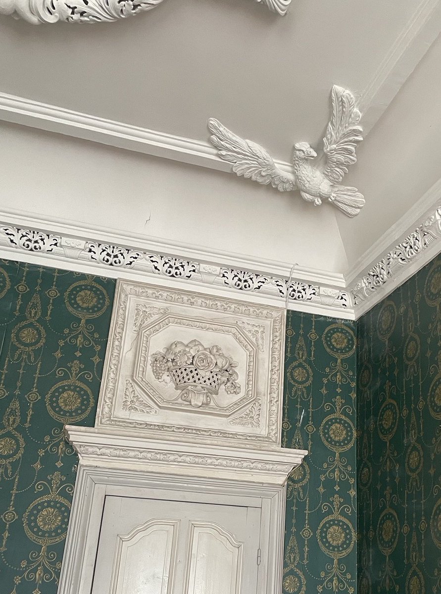 SPPEF's tweet photo. Au-delà de son papier peint, le château de #Varces mérite une protection complète au titre des monuments historiques (qui lui a semble-t-il été refusée en 2003 🙃) @RimaAbdulMalak, @prefetrhone, @CDIsere, allez-vous réparer cette bévue (chacun a été averti par nos soins) ? https://t.co/nL8oYfTFp6