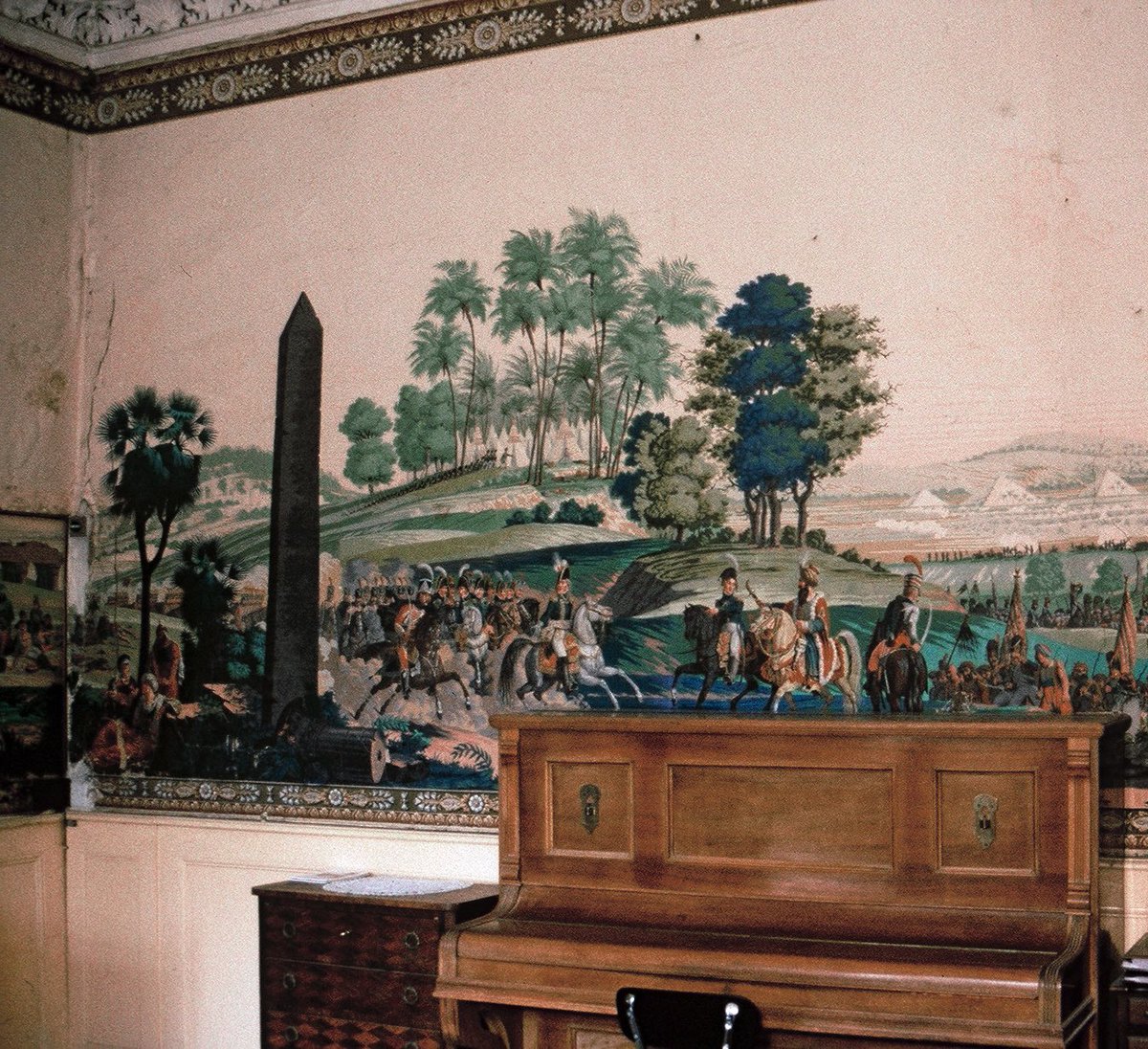 SPPEF's tweet photo. Au-delà de son papier peint, le château de #Varces mérite une protection complète au titre des monuments historiques (qui lui a semble-t-il été refusée en 2003 🙃) @RimaAbdulMalak, @prefetrhone, @CDIsere, allez-vous réparer cette bévue (chacun a été averti par nos soins) ? https://t.co/nL8oYfTFp6