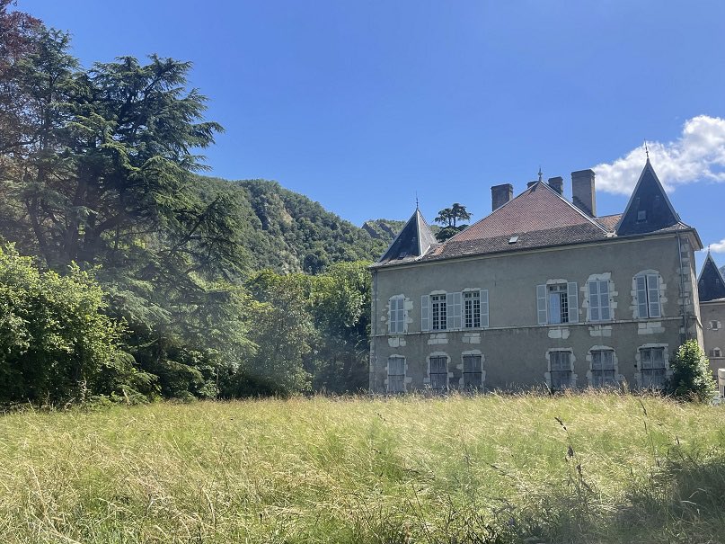 SPPEF's tweet photo. Au-delà de son papier peint, le château de #Varces mérite une protection complète au titre des monuments historiques (qui lui a semble-t-il été refusée en 2003 🙃) @RimaAbdulMalak, @prefetrhone, @CDIsere, allez-vous réparer cette bévue (chacun a été averti par nos soins) ? https://t.co/nL8oYfTFp6