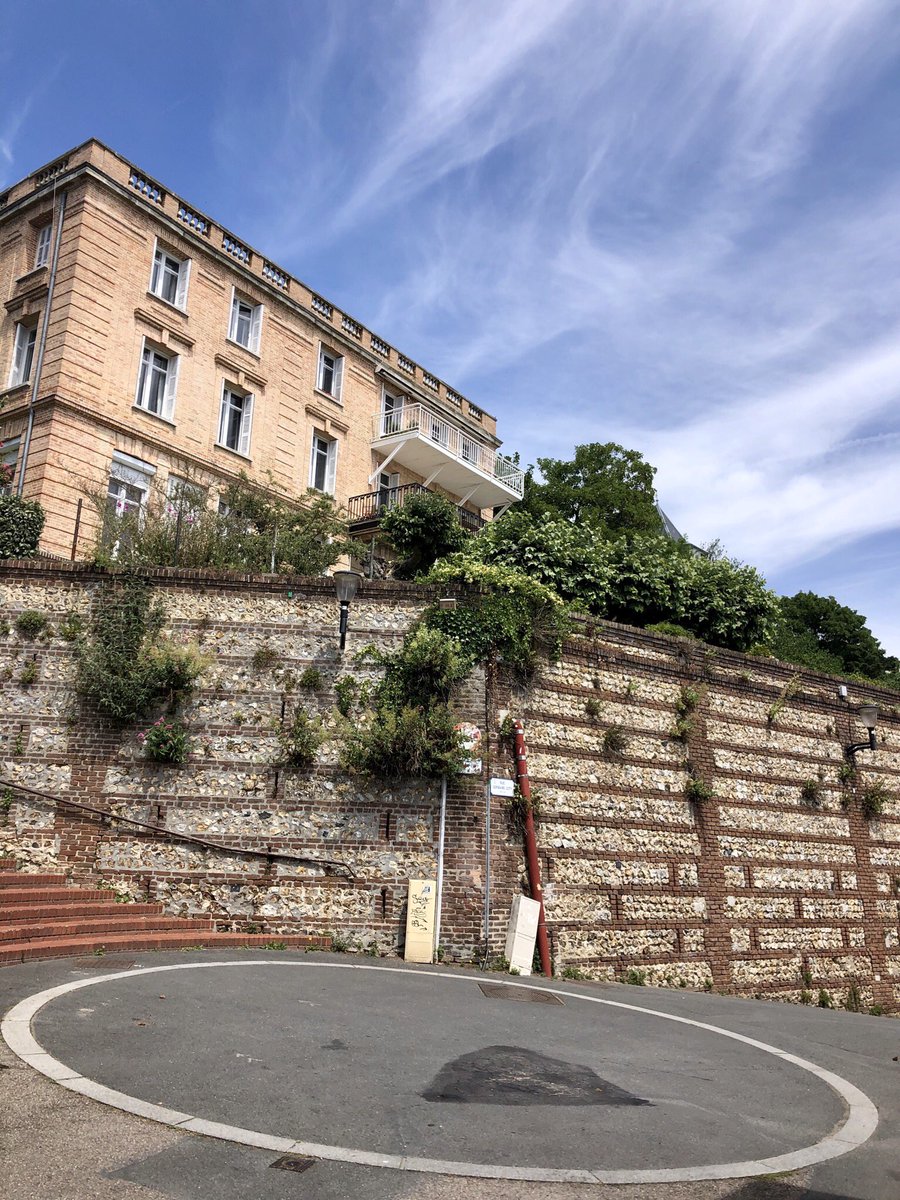 LHsansfiltre's tweet photo. Oups j’avais oublié cette série 🤣 Balade en ville mi haute mi basse pour changer
#lehavre #ville #intermediaire #côte #escalier #villa #hauteur #town #haute #basse #raide #verdure #lhqjm #normandie https://t.co/rsO5WfMb9E