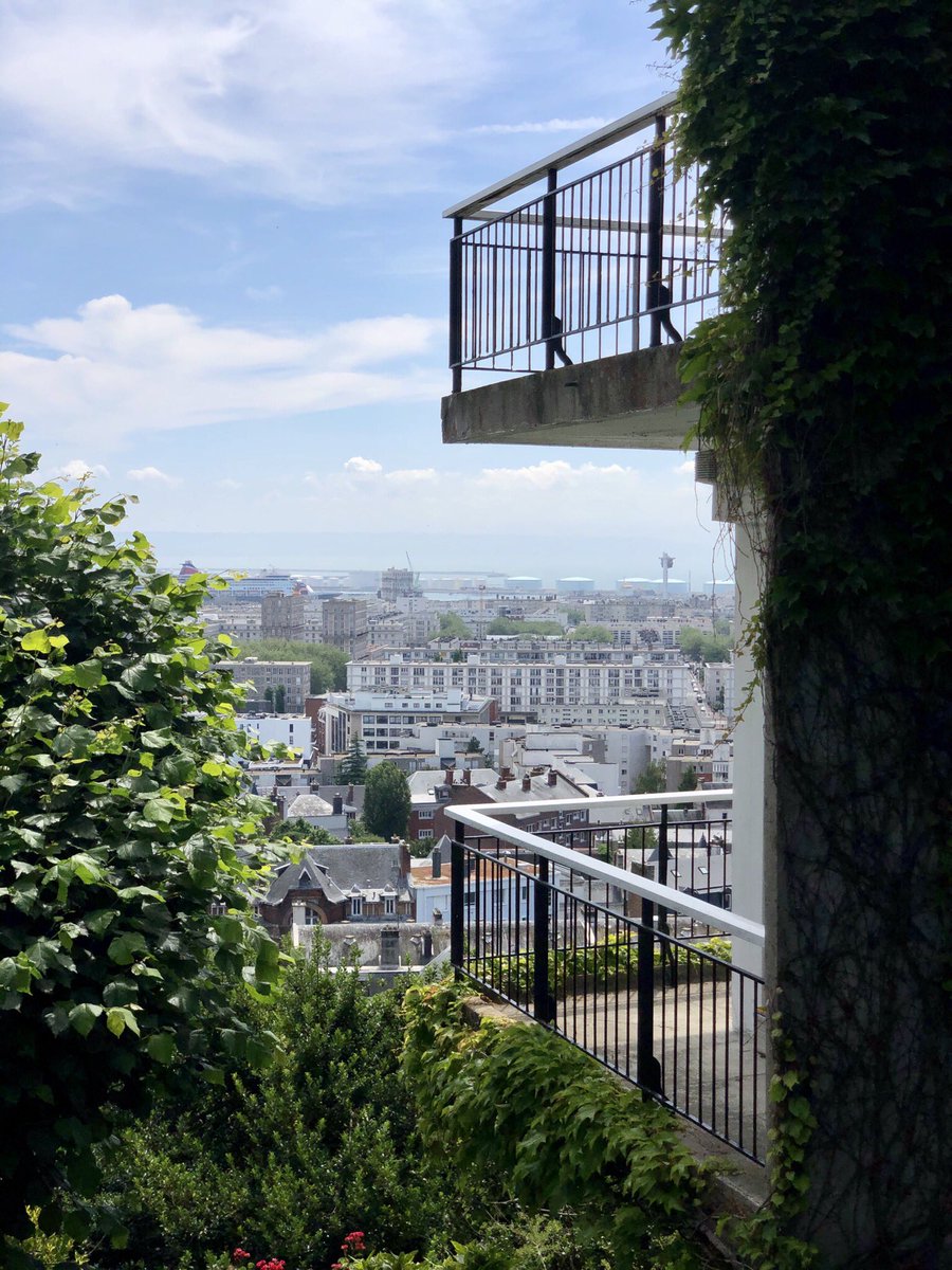 LHsansfiltre's tweet photo. Oups j’avais oublié cette série 🤣 Balade en ville mi haute mi basse pour changer
#lehavre #ville #intermediaire #côte #escalier #villa #hauteur #town #haute #basse #raide #verdure #lhqjm #normandie https://t.co/rsO5WfMb9E