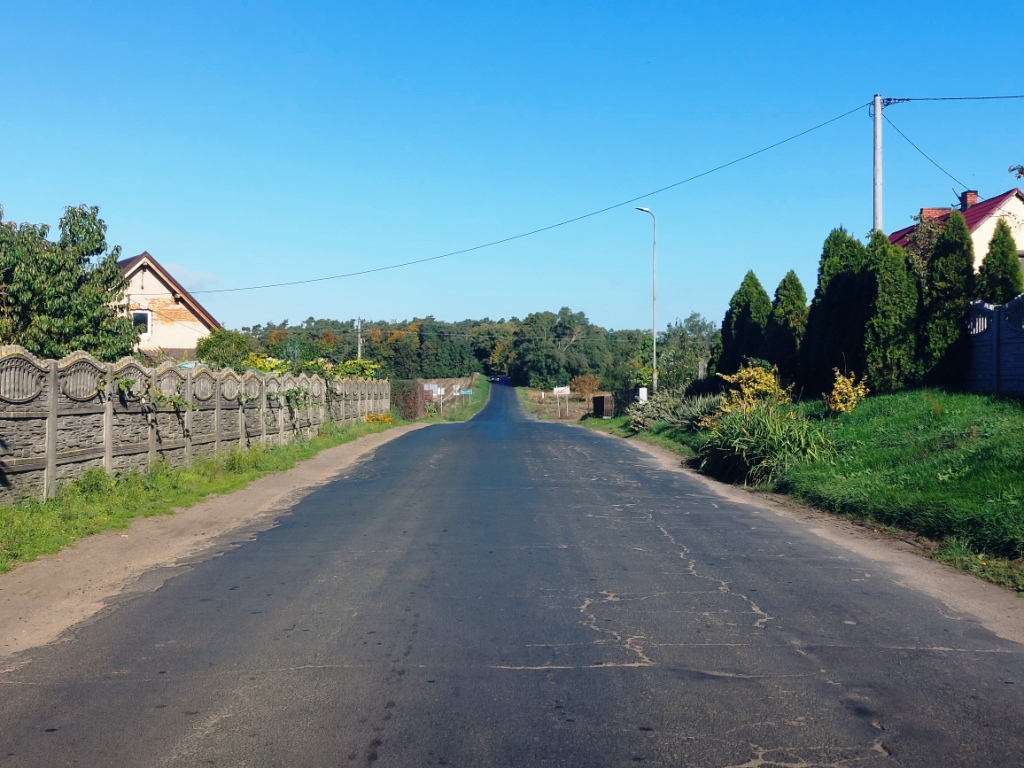PowiatL's tweet photo. Rusza przebudowa 1 km drogi #PowiatLeszczynski w Wojnowicach. Jezdnia zostanie poszerzona do 5,5-6 m, powstanie też ok. 150 m chodnika i nowe przejście dla pieszych. Koszt to ok. 2,9 mln zł, z czego ok. 1,9 mln zł to dotacja z Programu Rozwoju Obszarów Wiejskich https://t.co/MhVVzH37RZ