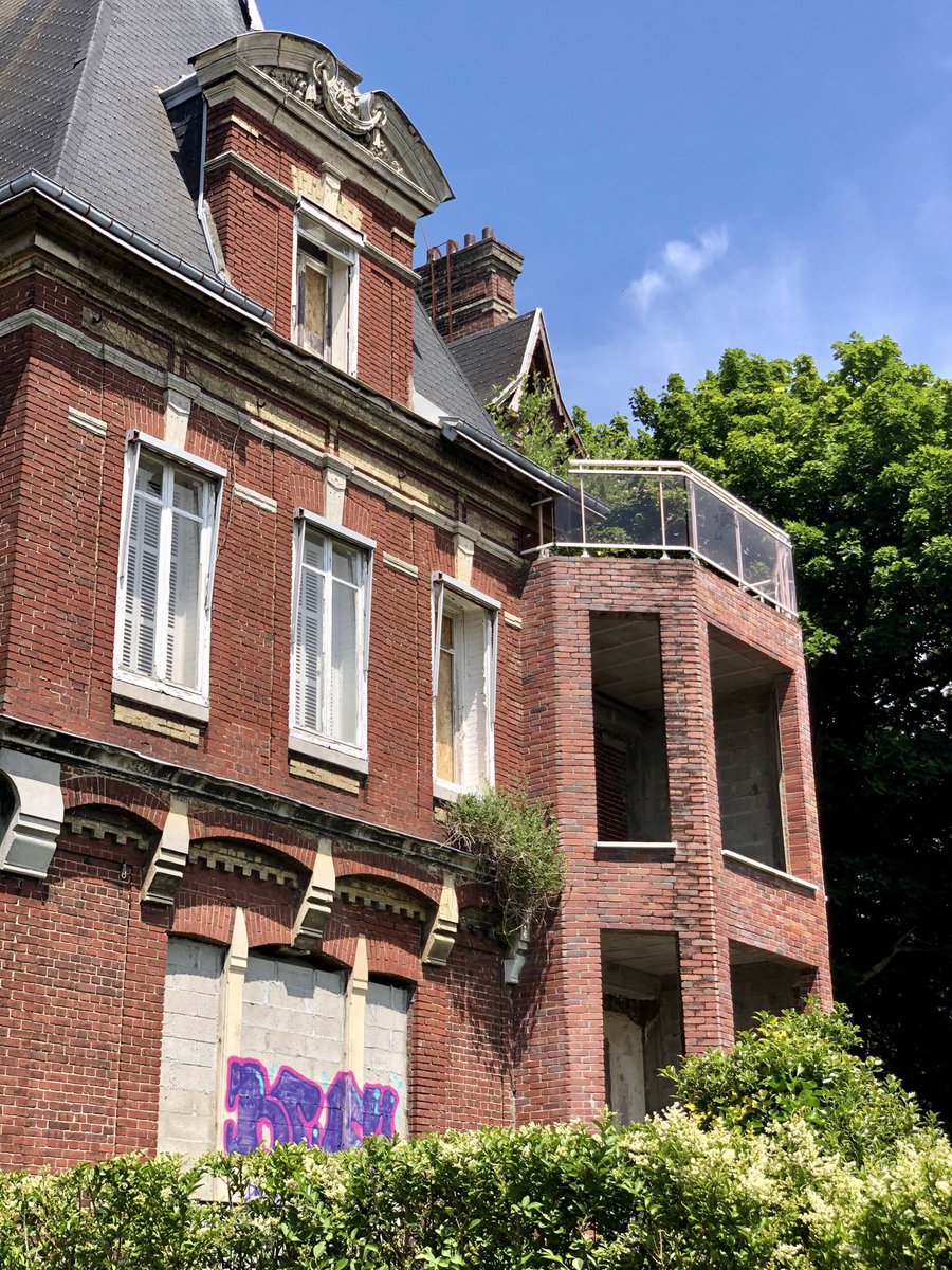 LHsansfiltre's tweet photo. Oups j’avais oublié cette série 🤣 Balade en ville mi haute mi basse pour changer
#lehavre #ville #intermediaire #côte #escalier #villa #hauteur #town #haute #basse #raide #verdure #lhqjm #normandie https://t.co/lLZLbvy8bx