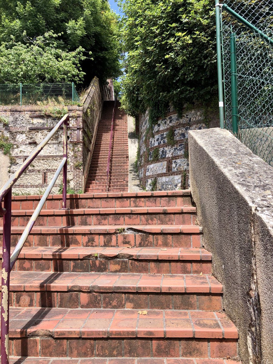 LHsansfiltre's tweet photo. Oups j’avais oublié cette série 🤣 Balade en ville mi haute mi basse pour changer
#lehavre #ville #intermediaire #côte #escalier #villa #hauteur #town #haute #basse #raide #verdure #lhqjm #normandie https://t.co/lLZLbvy8bx