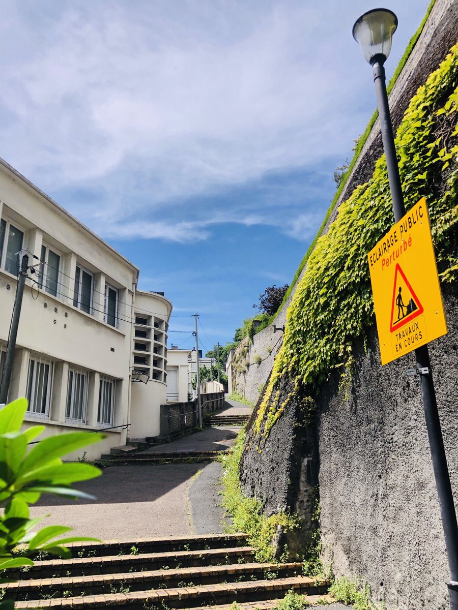 LHsansfiltre's tweet photo. Oups j’avais oublié cette série 🤣 Balade en ville mi haute mi basse pour changer
#lehavre #ville #intermediaire #côte #escalier #villa #hauteur #town #haute #basse #raide #verdure #lhqjm #normandie https://t.co/rUBbkTzbUD