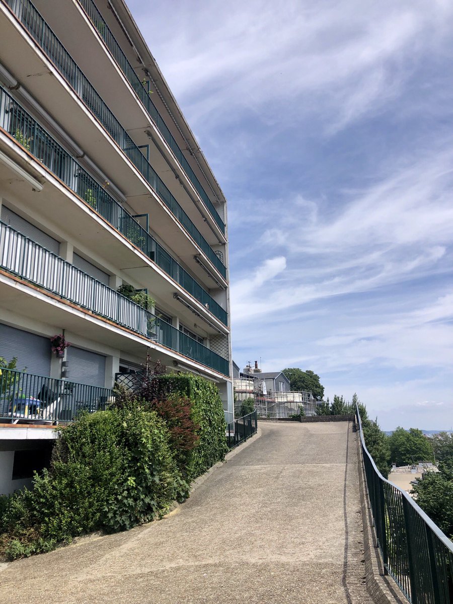 LHsansfiltre's tweet photo. Oups j’avais oublié cette série 🤣 Balade en ville mi haute mi basse pour changer
#lehavre #ville #intermediaire #côte #escalier #villa #hauteur #town #haute #basse #raide #verdure #lhqjm #normandie https://t.co/rUBbkTzbUD