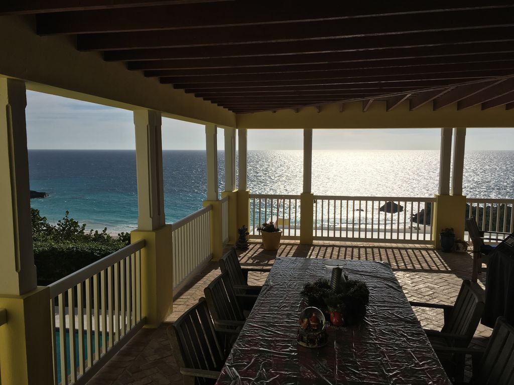 Southern_ViewsR's tweet photo. Unwind #touristattractions like Crystal and Fantasy Caves, Horseshoe Bay, Elbow Beach, Aquarium, Gibbs’s Hill Lighthouse, and St. Georg’s locality in Bermuda with #LuxuryVacationHouseForRentSouthampton on #NoBookingFees #VacationByOwners. https://t.co/nG2DTB502S https://t.co/bshCh4Bbv2