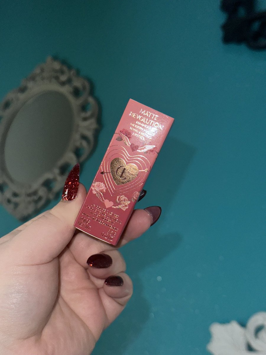 GeorginaGrogan_'s tweet image. AdPR affiliate - MYSTERY BOXES are back!!!! 6 secret items but I can tell you that one of them is a Matte lipstick!! 😍  slinks.me/6SlDgc4DLm what do you think the others are? #charlottetilbury #bbloggers