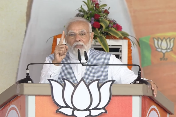 BJP4India's tweet photo. ये लोग मेरे पीछे पड़ेंगे, मेरी कब्र खोदने की धमकी देंगे, मेरे खिलाफ साजिशें रचेंगे।

लेकिन उन्हें पता नहीं है, जो डर जाए वह मोदी नहीं हो सकता है।

- पीएम @narendramodi 

#छत्तीसगढ़_बोले_मोदी_मोदी https://t.co/2MRU3WBFVQ