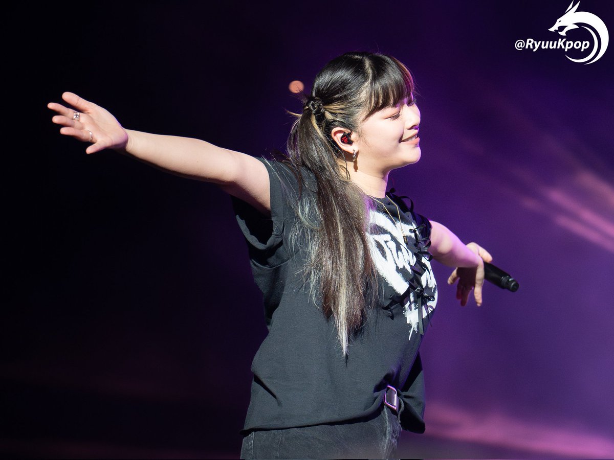 Surfer_Silver92's tweet image. JEONGYEON:
DESERVES
THE WHOLE
ENTIRE WORLD
AND
NOTHING LESS💚