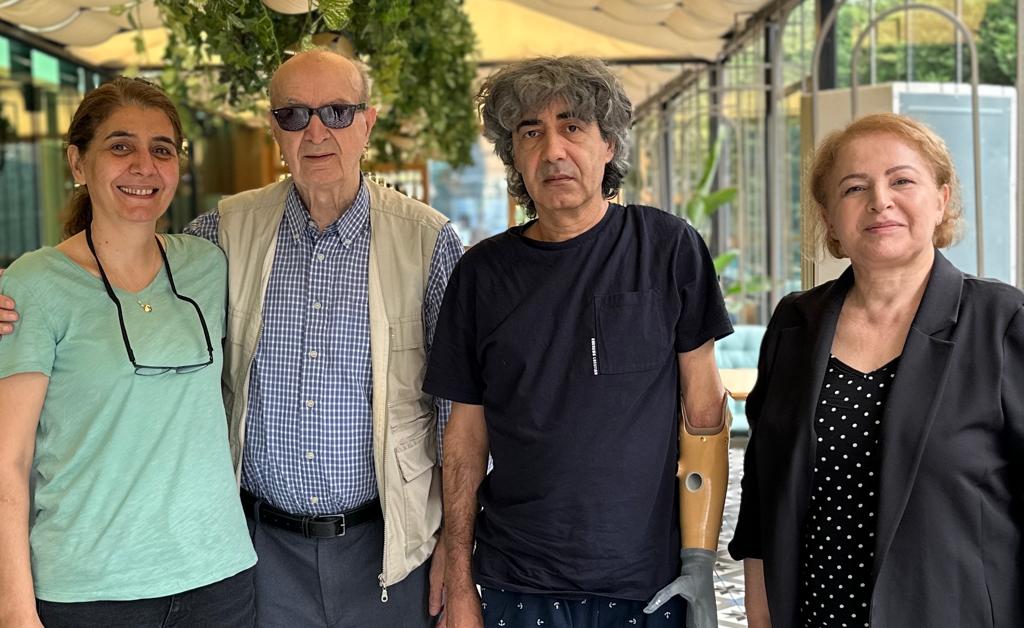 TGC’den Akın Bodur’a biyonik kol desteği
Depremde kolu kesilen gazeteci Akın Bodur’un İstanbul’da dört aydır süren tedavisi tamamlandı. Türkiye Gazeteciler Cemiyeti, Akın Bodur’a bir de biyonik kol sağladı. 
tgc.org.tr/18-slider/4003