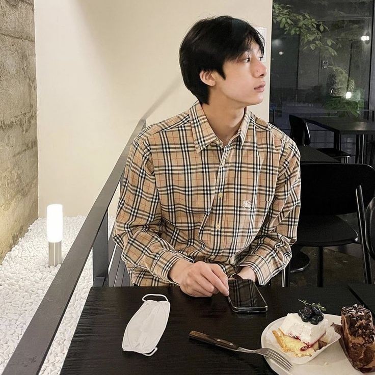 When you want an extra piece of cake but Minhyuk isn't there to order instead of you so you have to order it yourself #introvertstruggles