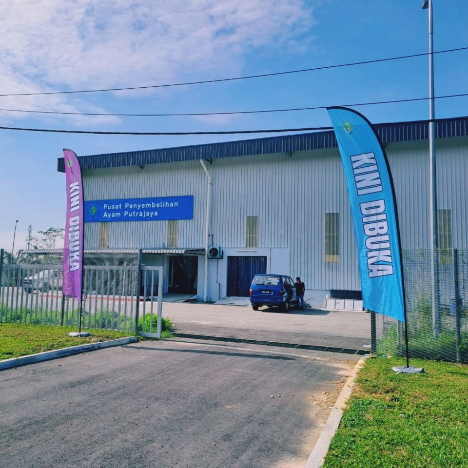 putrajayaMY's tweet photo. Pusat Sembelihan Ayam Putrajaya kini dibuka!

Lokasi  : Jalan P20A, presint 20, Putrajaya 
Koordinat lokasi : (2.8836873, 101.6815161)

Harga promosi sekilo RM8.90 pada  15 &amp; 16 Julai 2023 https://t.co/upO4eQ6sSx