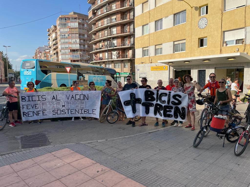 BicueCt's tweet photo. Ayer fuimos a FEVE #Cartagena para recordarles que NO vamos a parar hasta que suban #BicisalTren. Se puso reclamación y fuimos a apeadero  cercano. @Renfe @Adif_es  @AytoCartagenaES @CtCSostenible @CartagenaPP @psoe_ct @MCdeCartagena @VoxCT1 @SiCartagena2023 @SumarCt @Fomento_RM https://t.co/4hAfQ7bbTe