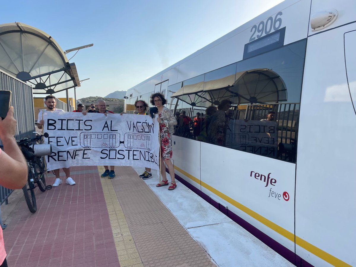 BicueCt's tweet photo. Ayer fuimos a FEVE #Cartagena para recordarles que NO vamos a parar hasta que suban #BicisalTren. Se puso reclamación y fuimos a apeadero  cercano. @Renfe @Adif_es  @AytoCartagenaES @CtCSostenible @CartagenaPP @psoe_ct @MCdeCartagena @VoxCT1 @SiCartagena2023 @SumarCt @Fomento_RM https://t.co/4hAfQ7bbTe