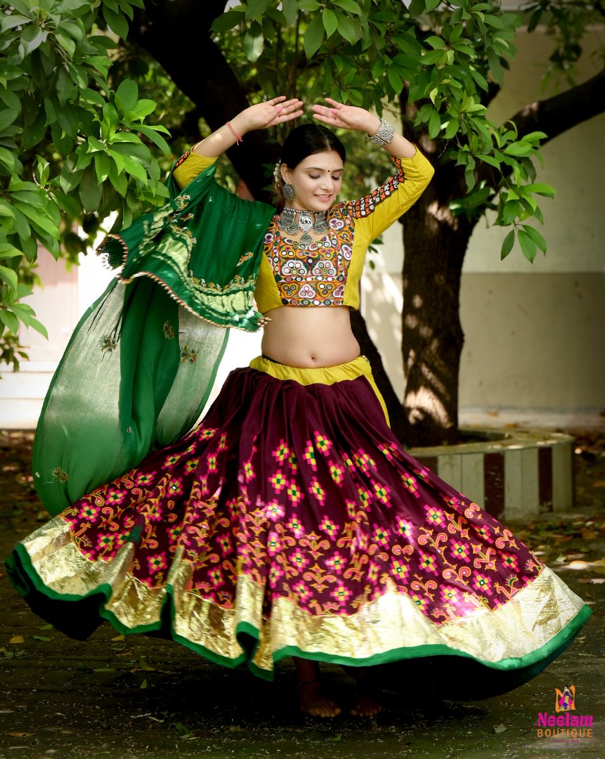 Neelamboutique's tweet photo. The combination is lovely as the yellow choli matches with both the green dupatta and maroon lehenga with a broad golden border.
whatsapp call on +91 96623 50787
#traditionalwear #chaniyacholi #festivewear #limitededition #singlepiece #chaniycholi #lehengcollection https://t.co/u3kAwbKz11