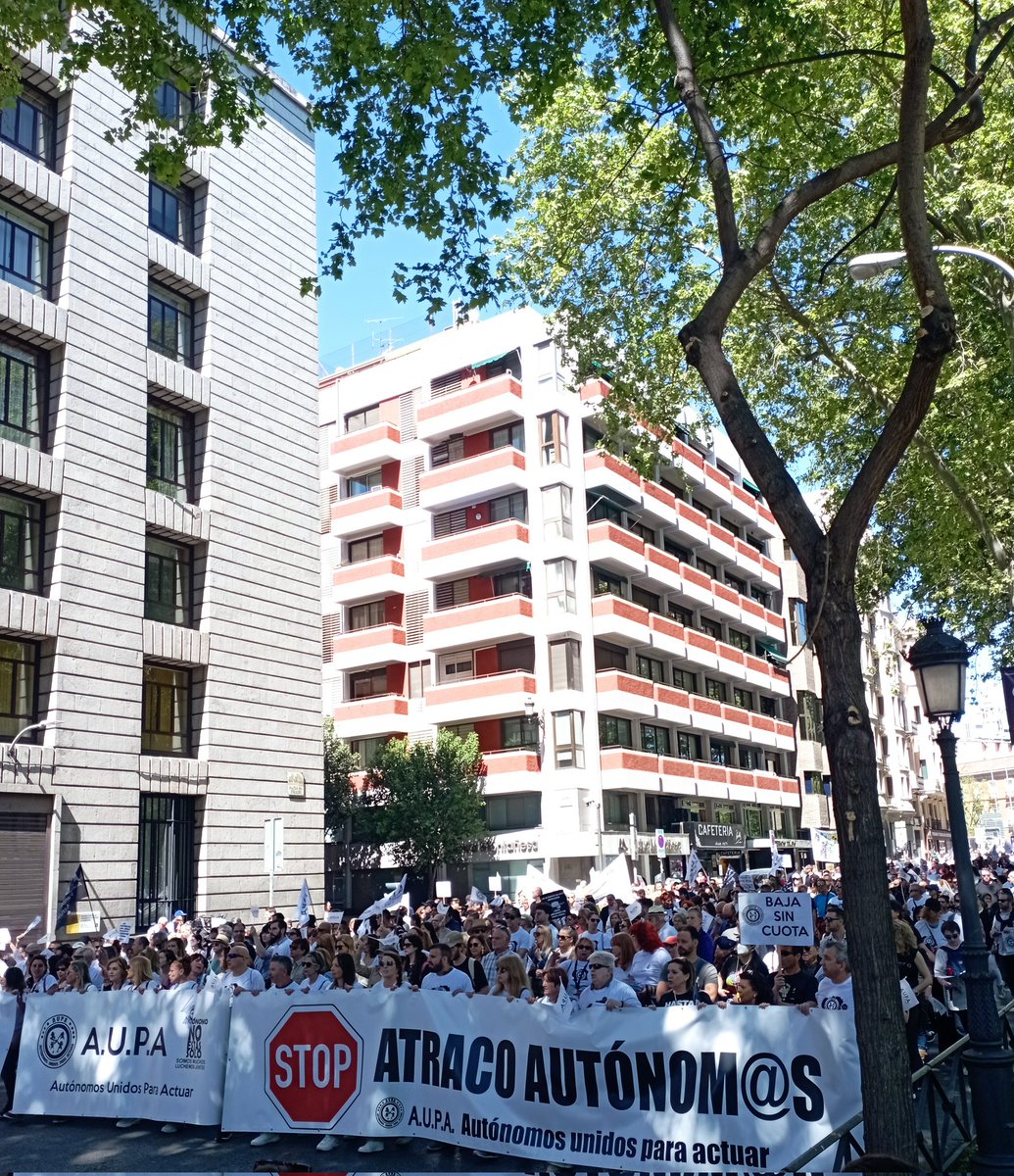 AUPA_Autonomos's tweet photo. ➖ Los políticos solo atienden a lo mediático, a lo viral; lo demás, no existe. 

➖ El marketing estratégico ha secuestrado a las necesidades reales de la gente. 

➖ Algo así nos pasa a los autónomos: invisibles no somos 'rentables'. 

🗣️ Comparte y difunde para que nos vean. https://t.co/Pz4rHqrQqk