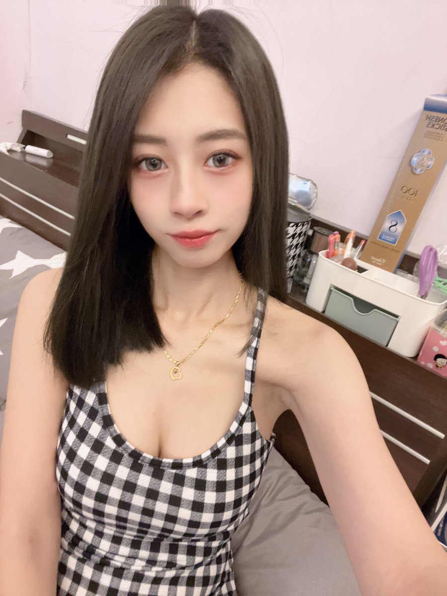 xiaohan0119's tweet photo. 早安，好無聊的一天
有人要帶本丸出去玩嗎😂🫢 https://t.co/kcRSh0NEy6
