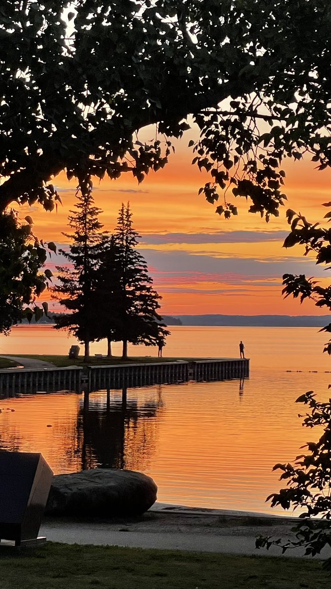 Meleny's tweet photo. Endless summer nights #sylvanlakealbertacanada  #Sylvanlakelife #Lakenation #Sylvanlakealberta https://t.co/x4Ke8OFx4x