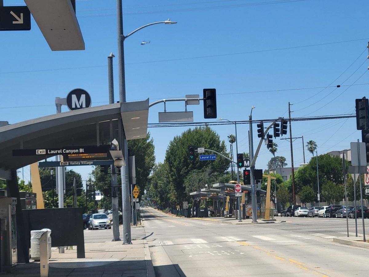 rustbeltenjoyer's tweet photo. I experienced the LA G Line and I have been forever changed. 🧵

The G Line is a BRT Line through the San Fernando Valley in an old interurban right of way. 

What makes it special is that it doesn't have painted bust lanes, it uses a busway. Basically, a dedicated bus only road. https://t.co/f5kJPI9DER