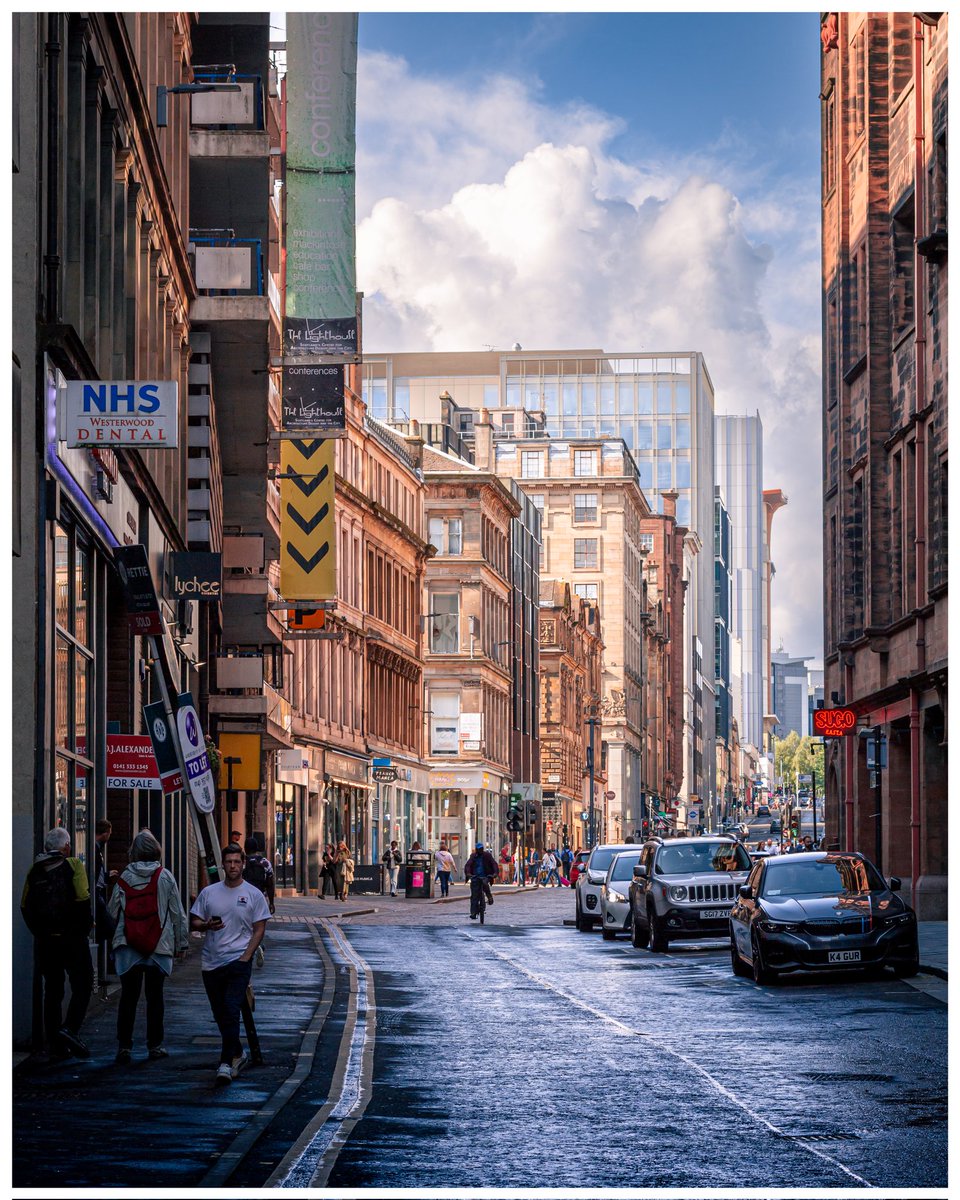 A City Divided.

The sun splitting Mitchell Street and West Nile Street, Glasgow.

#Architecture #UrbanArea #Downtown #CityLife #streetphotography #canon #50mm #Glasgow #Scotland