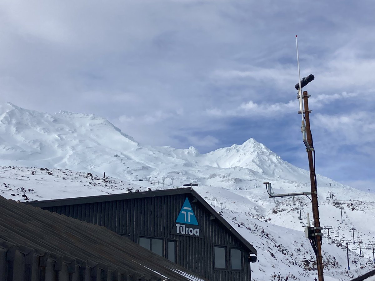 After many many hours of hard work, not just from myself, I'm stoked that Ruapehu now has a complete ring of SO2 gas flux monitoring stations (scanning DOAS) as the third #ruapehu site at #turoa skifield became fully operational this afternoon (It's the little black tube!)