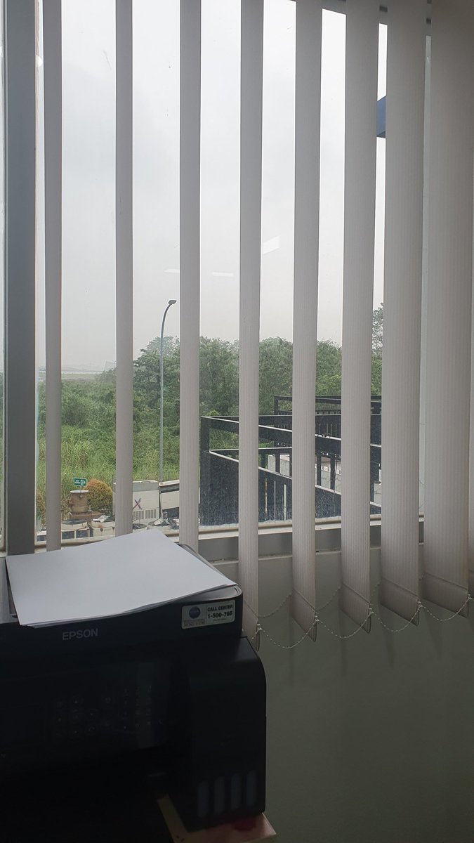 Tatihamidah's tweet photo. Kerja sambil mandang hujan + Playlist nya indie 
MasyaAllah... mood kerja langsung membaik https://t.co/kzeowaTrc4
