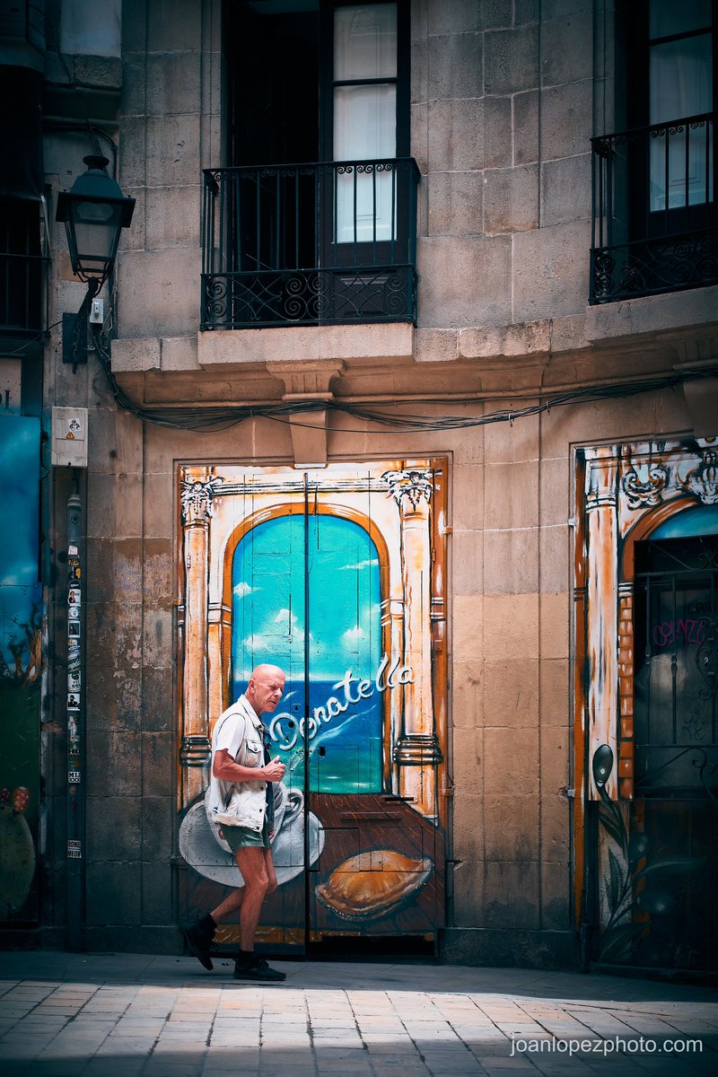 #Street theatrical scenery

📸 Fujifilm X-T4

📷 Fujinon XF 35mm F2 R WR

⚙️ ISO 160 - f/2.0 - Shutter 1/1250

#barcelona #city #square #streets #streetphotography #streetphotographer #plaçamilans #urban #urbanphotography #lantern #balconies #decorateddoors #decorativepainting