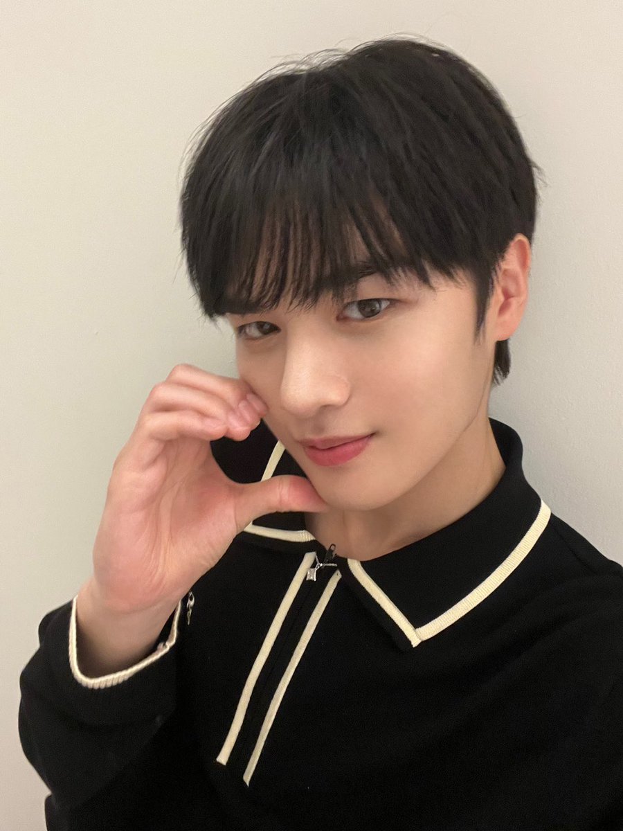 [#지은호] 
오늘도 행복한 하루!☀️

#루네이트 #LUN8 #은호 #불금 🔥